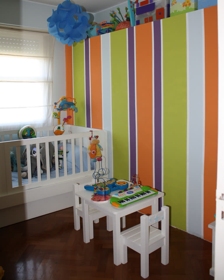 Pared de rayas de colores terminada en el dormitorio de los chicos