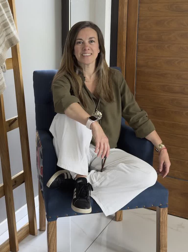 Mariela García Domínguez sentada en un sillón azul